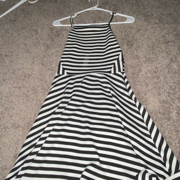H&M striped haulter top dress BARELY WORN!! GREAT CONDITION size 4 - Picture 4 of 6